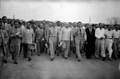Miguel Alemán Valdés y comitiva caminando