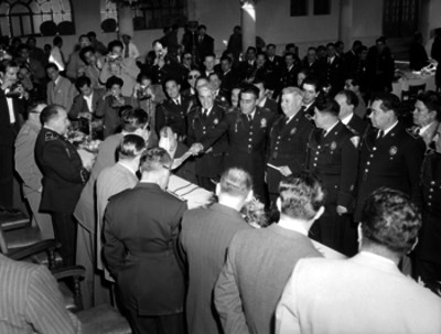 Miguel Alemán Valdés entregando diplomas a policías, en el casino militar