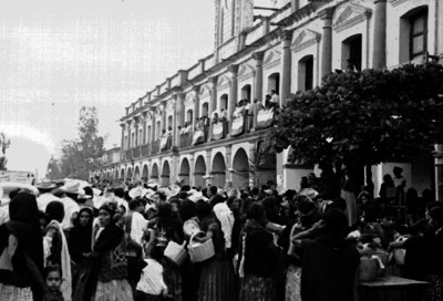 Gente de condición humilde en el zócalo de Oaxaca