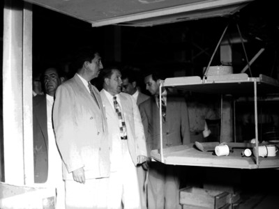 Miguel Alemán Valdés observando el funcionamiento de una industria de utensilios para cocina