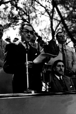 Miguel Alemán Valdés escuchando un discurso al aire libre