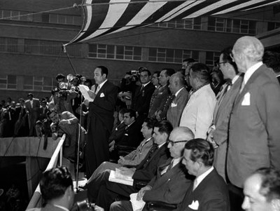 Miguel Alemán Valdés, escuchando a un orador durante la inaauguración del hospital del seguro social la raza
