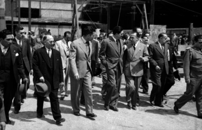 Miguel Alemán Valdés y demás individuos visitando probablemente una fábrica de la Zona Tlalnepantla