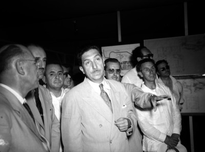 Miguel Alemán Valdés escuchando explicación de un trabajador durante recorrido al ingénio azucarero