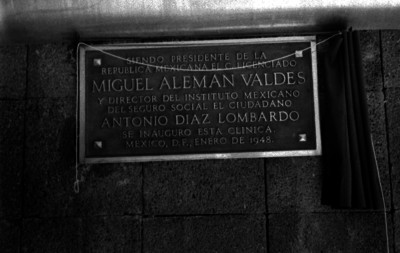 Placas conmemorativas de una clinica del Seguro Social