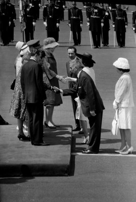 Adolfo López Mateos reciviendo a la nobleza de Holanda en su llegada al aeropuerto de México
