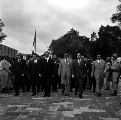 Adolfo López Mateos y secretarios de Estado, saliendo de la unidad Médica Independencia del IMSS, durante su inauguración