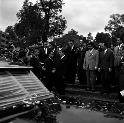 Adolfo López Mateos, Benito Coquet y directivo frente a la unidad Médica Independencia del IMSS, durante su inauguración