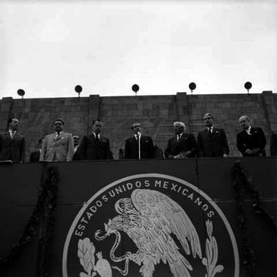 Adolfo López Mateos haciendo uso de la palabra, durante la inauguración de la unidad Independencia del Seguro Social