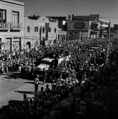 Mitin de ferrocarrileros en pro de Adolfo López Mateos, en su campaña electoral