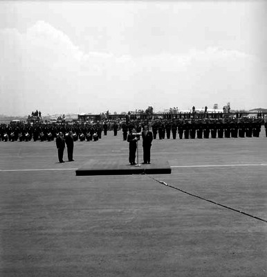 Adolfo López Mateos y el principe Akihito durante la ceremonia de recepción del heredero japones