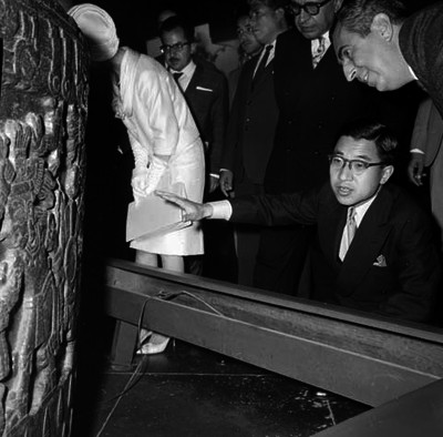 Los principes del Japón visitando el museo nacional de arqueología
