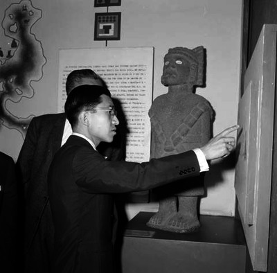 Akihito principe de Japón en su visita al museo nacional de arqueología