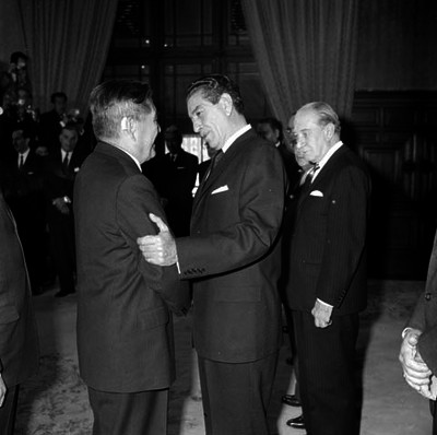 Adolfo López Mateos saludando a un funcionario en palacio nacional