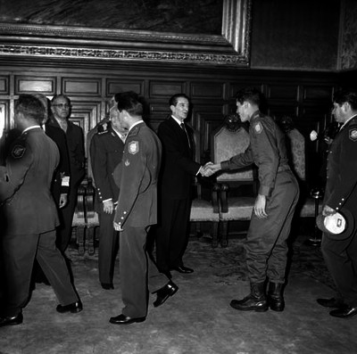 Adolfo López Mateos, Agustín Olachea Aviles saludando a diferentes militares en palacio nacional