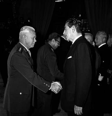 Adolfo López Mateos saludando a un general en palacio nacional