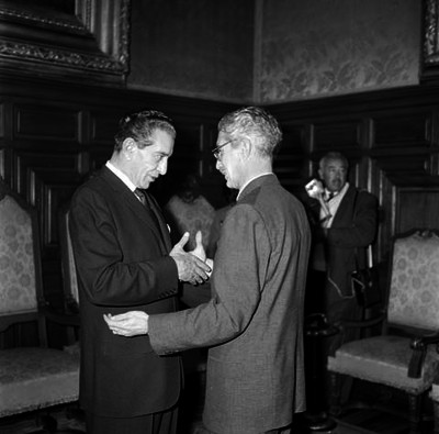 Adolfo López Mateos saludando a Gustavo Díaz Ordaz en el palacio nacional