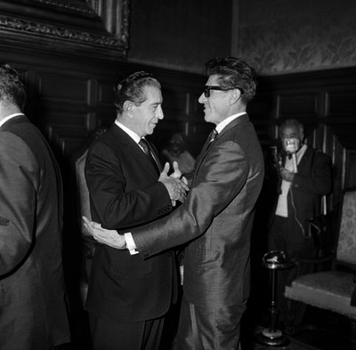 Adolfo López Mateos recibiendo saludos de un funcionario en palacio nacional