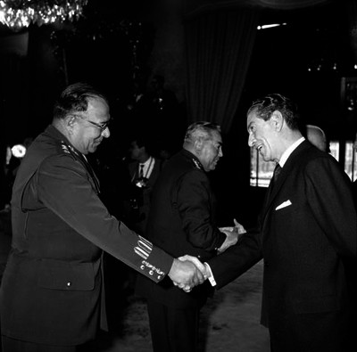 Adolfo López Mateos recibiendo el saludo de un general en palacio nacional