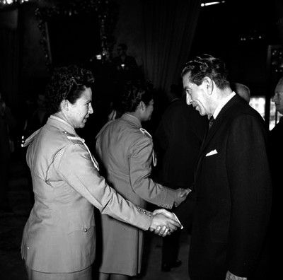 Adolfo López Mateos recibiendo saludos de miembros femeninos militares en palacio nacional