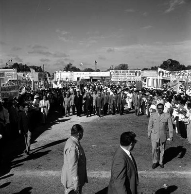 Adolfo López Mateos, Agustín Franco Aguilar y funcionarios pasando por una valla humana durante su gira por Veracruz
