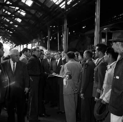 Adolfo López Mateos y funcionarios visitando el taller de reparación de ferrocarriles