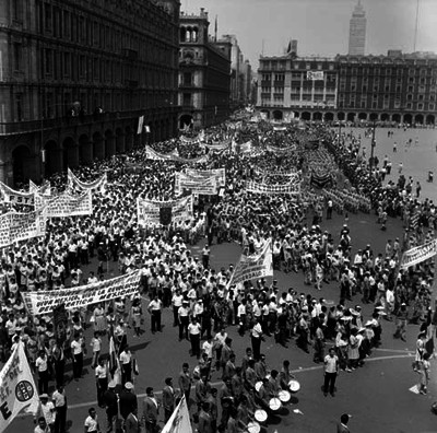 Desfile en el Zócalo con motivo del día del trabajo