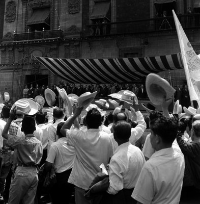 Adolfo López Mateos y secretarios de estado saludando a los trabajadores desde un balcón, durante la ceremonia del 1° de Mayo
