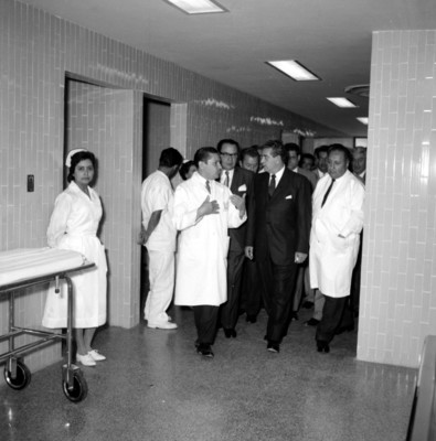 Adolfo López Mateos en compañía de doctores y su comitiva visitando la obras del seguro social