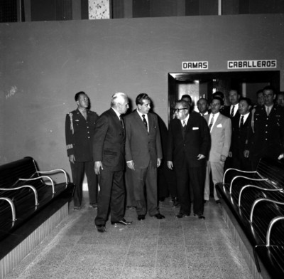 Adolfo López Mateos, Teofilo Borunda y Benjamín MNendez Aguilar, recorriendo la sala de espera de las ijnstalaciones ferroviarias de la Ciudad Juárez, Chihuahua, durante su inaguración