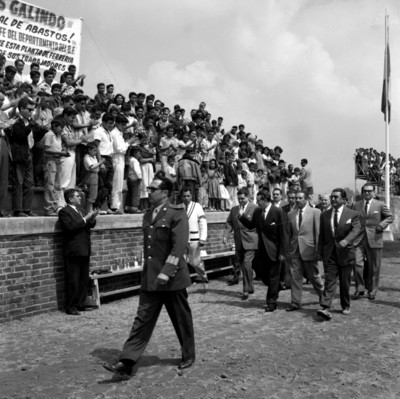 Adolfo López Mateos, Ernesto P. Uruchurtu y otras personalidades, saludando las tribunas de los Campos Deportivos de Ferrería