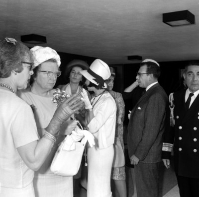 Juliana reina de Holanda conversando con una mujer