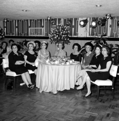 Bailarines efectuando una danza folclórica en un salón