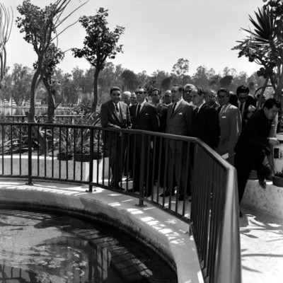 Adolfo López Mateos, Ernesto P. Uruchurtu y demás personalidades observando un estanque en el bosque de Chapultepec