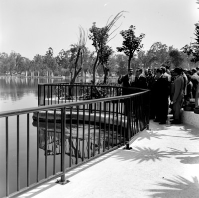 Adolfo López Mateos y otras personalidades observando el lago de Chapultepec