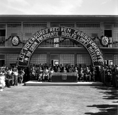 Adolfo López Mateos y demás personalidades en la ceremonia de inauguración de una escuela