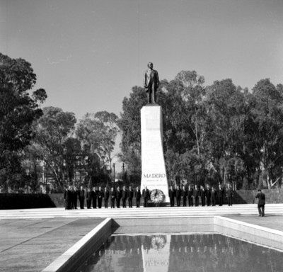 Adolfo López Mateos y gabinete presidencial montan guardia en el monumento a Francisco I. Madero