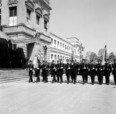 Banda de guerra desfilando frente a Adolfo López Mateos y funcionarios militares en el Colegio Militar de Popotla