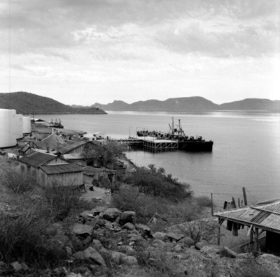 Barco fondeado junto a malecón del puerto de Topolobampo
