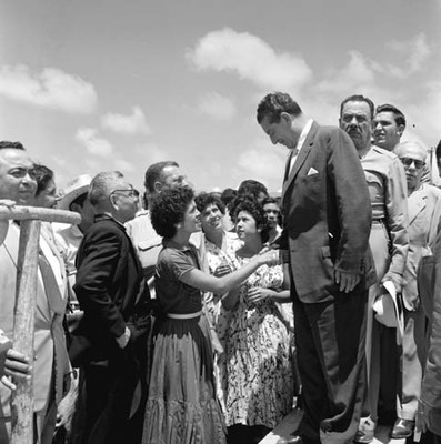 Adolfo López Mateos saludando a una mujer durante su campaña electoral en San Blas, Nayarit