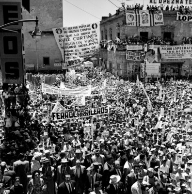 Multitud por la calles, apoyando la campaña electoral de López Mateos, en Guadalajara