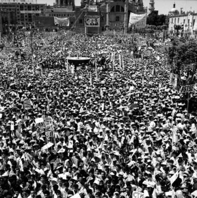 Multitud en apoyo de López Mateos, durante su campaña electoral por Guadalajara