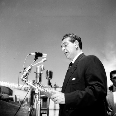 Adolfo López Mateos ante los microfónos, durante su campaña política en Guadalajara