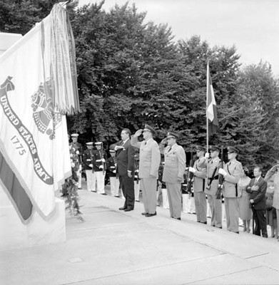 Adolfo López Mateos colocando ofrenda floral a un monumento en Washington