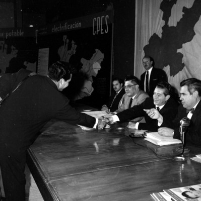 Adolfo López Mateos saludando a un político en una asamblea económico-social durante su campaña en Guadalajara