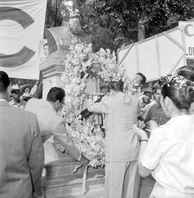 Adolfo López Mateos depositando un ofrenda floral ante el monumento de Venustiano Carranza
