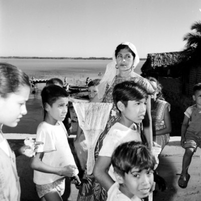 Niños junto del puerto durante campaña de López Mateos