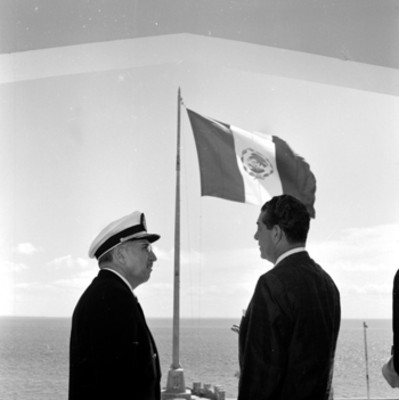 Adolfo López Mateos con un almirante en la base naval de la Isla Margarita