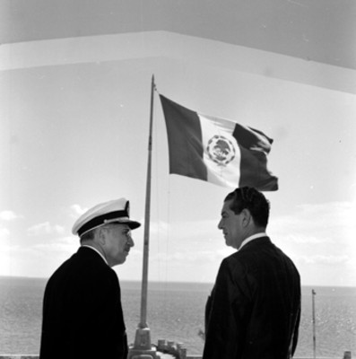 Adolfo López Mateos con un almirante en la base naval de la Isla Margarita