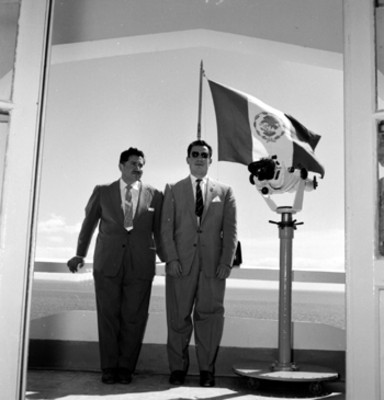Adolfo López Mateos y funcionarios en la base naval de la isla Margarita
